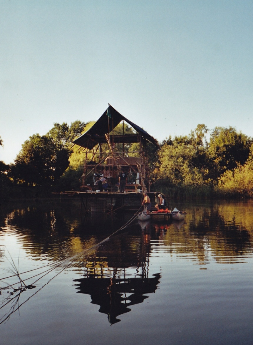 FDF-hytte i søen 2004